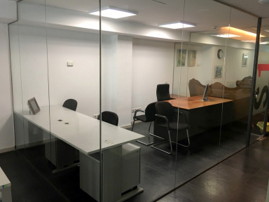 Oficina con sala de reuniones en la planta VIP